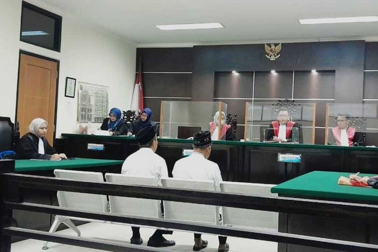 Suasana sidang tuntutan Korupsi Retribusi Lelang Ikan di TPI Binuangeun Lebak, Banten. Senin (27/5/2024). Kedua terdakwa dituntut 1 tahun penjara dan denda Rp50 juta.