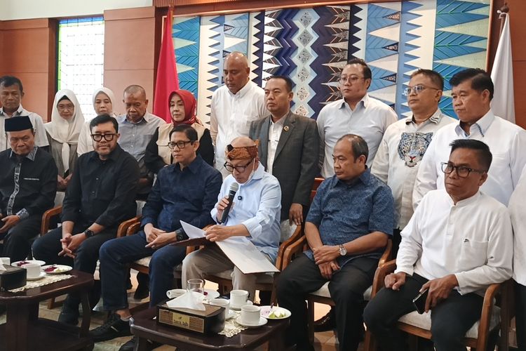 Pimpinan bersama ketua fraksi DPRD Jawa Barat membacakan pernyataan sikap atas aspirasi dari para pengunjung rasa yang dibacakan di Gedung Sate, Kota Bandung, Senin (1/9/2025).