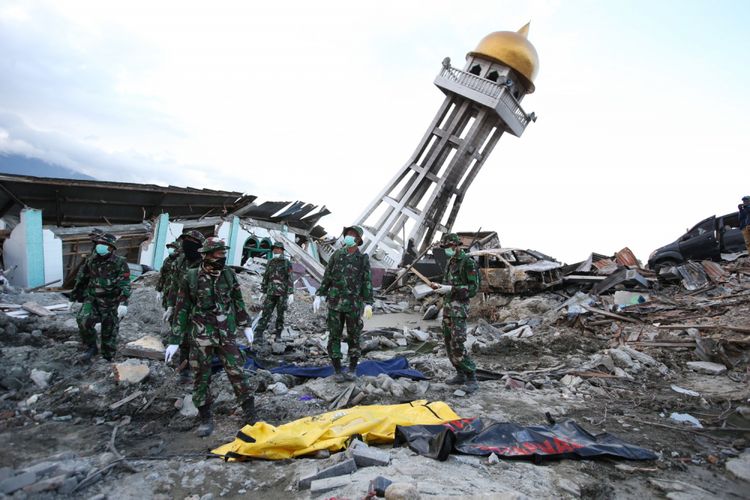 Anggota TNI menemukan jenasah korban gempa bumi di Perumnas Balaroa, Palu, Sulawesi Tengah, Sabtu (6/10/2018). Gempa bumi Palu dan Donggala bermagnitudo 7,4 mengakibatkan sedikitnya 925 orang meninggal dunia dan 65.733 bangunan rusak.