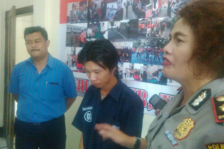 Kapolsek Jebres Kompol Juliana saat memintai keterangan pelaku penyalahgunaan narkoba Rendi Adinatha di Mapolsek Jebres, Solo, Jawa Tengah, Selasa (27/3/2018).