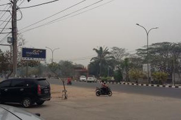 Kondisi Kota Palembang, Sumatera Selatan, diliputi kabut asap, Kamis (29/10/2015).