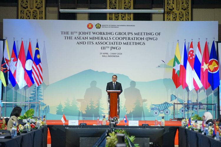 Pelaksana Tugas (Plt) Direktur Jenderal Mineral dan Batubara Bambang Suswantono dalam The 11th Joint Working Groups Meeting of The ASEAN Minerals Cooperation (JWG) and Its Associated Meetings (ASOMM) di Bali Selasa, (30/4/2024).