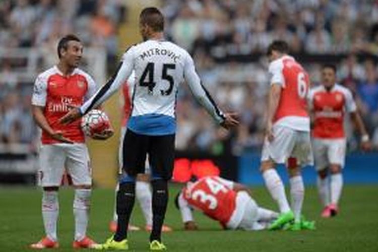 Aleksandar Mitrovic mendapatkan kartu merah karena melanggar Francois Coquelin saat Newcastle vs Arsenal, Sabtu (29/8/2015). 