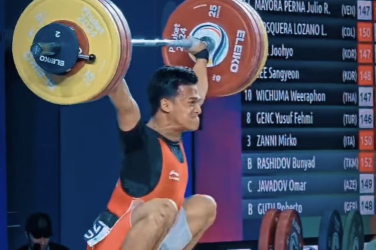 Rizki Juniansyah kala beraksi dalam Piala Dunia Angkat Besi IWF World Cup 2024 di Phuket, Thailand, Kamis (4/4/2024). Rizki Juniansyah menjadi juara dan memastikan kelolosan ke Olimpiade 2024.