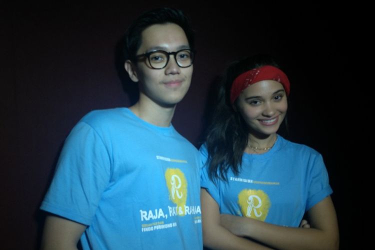 Brandon Salim (kiri) dan Aurora Ribero ikut menonton bareng film Raja, Ratu, dam Rahasia di Grand Mal Bekasi 21, Jawa Barat, Jumat (13/7/2018).