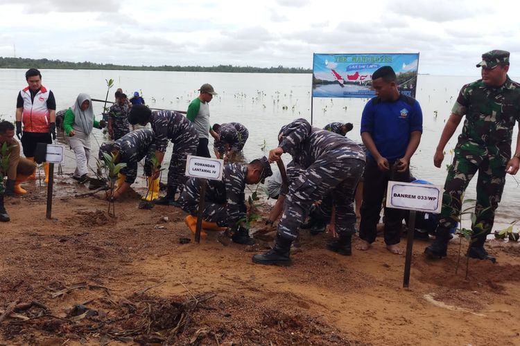 Penanaman mangrove oleh Lantamal IV di Dompak, Kota Tanjungpinang, Provinsi Kepri, Selasa (26/7/2022). Sebanyak 55 persen hutan mangrove di Kepri rusak.  