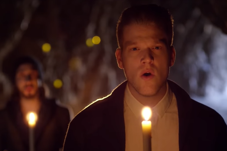 Pentatonix dalam video klip lagu Mary, Did You Know?