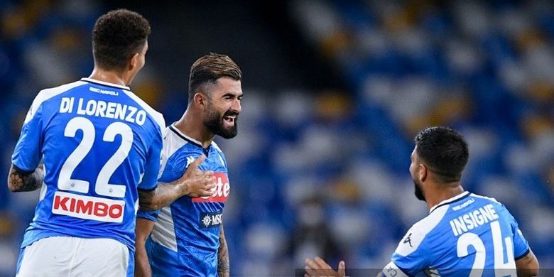 Elseid Hysaj (tengah) merayakan golnya bersama Lorenzo Insigne dan Di Lorenzo dalam laga Napoli vs Sassuolo di Stadion San Paolo, Minggu (26/7/2020). 