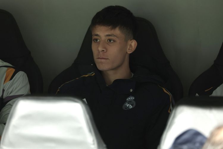 Gelandang Real Madrid asal Turki, Arda Guler, menyaksikan dari bangku cadangan pertandingan sepak bola grup C Liga Champions UEFA antara Real Madrid CF dan SC Braga di stadion Santiago Bernabeu di Madrid pada 8 November 2023. (Photo by Thomas COEX / AFP)