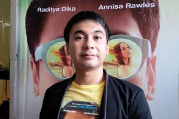 Komika Raditya Dika diabadikan setelah jumpa pers film Single di rumah produksi PT Soraya Intercine Films, Menteng, Jakarta Pusat, Senin (9/11/2015).