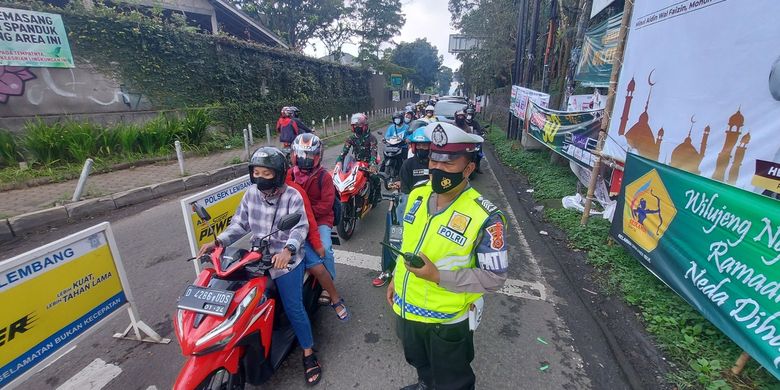Polisi lakukan rekayasa pengalihan arus di kawasan Lembang, Kabupaten Bandung Barat, Kamis (5/5/2022).