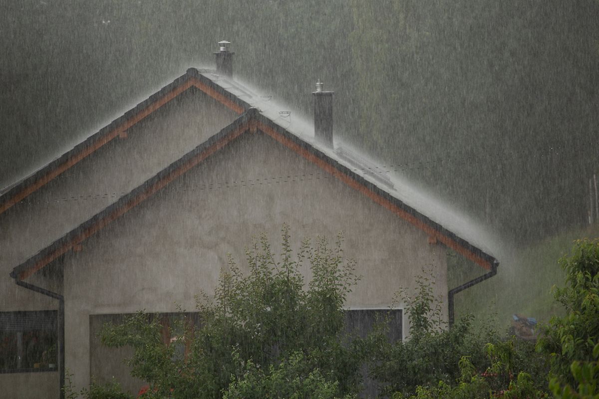 Retak rambut pada dinding dapat menyebabkan air hujan rembes yang bisa memengaruhi estetika, bahkan meningkatkan risiko gangguan kesehatan penghuni rumah 