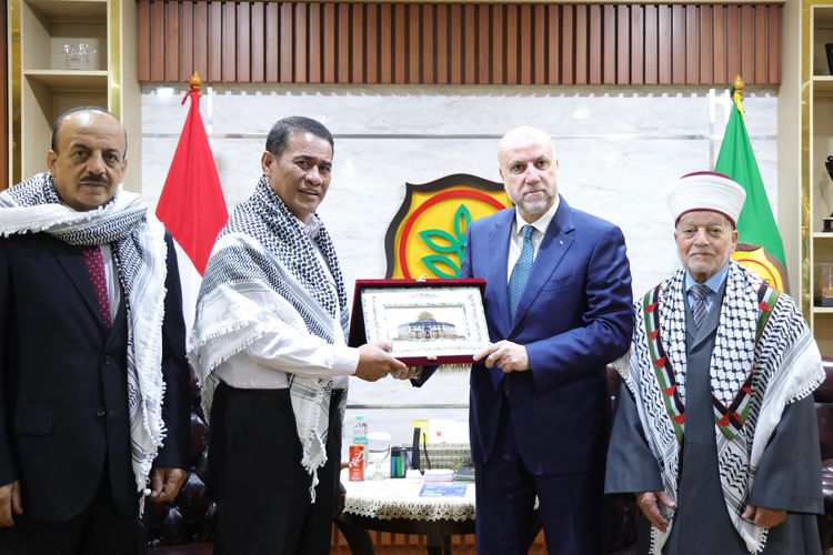 Amran Beri Beasiswa hingga Jaminan Pekerjaan untuk Puluhan Mahasiswa Palestina