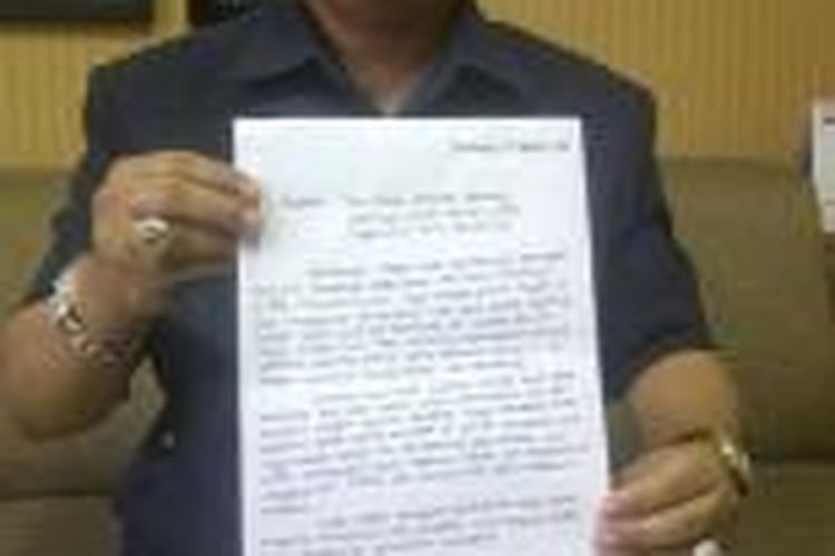 Pengacara Y (31), Yopi Gunawan sedang menunjukan surat permohonan dari Y yang akan disampaikan kepada Wali Kota Bandung Ridwan Kamil terkait beredarnya foto mesum itu.