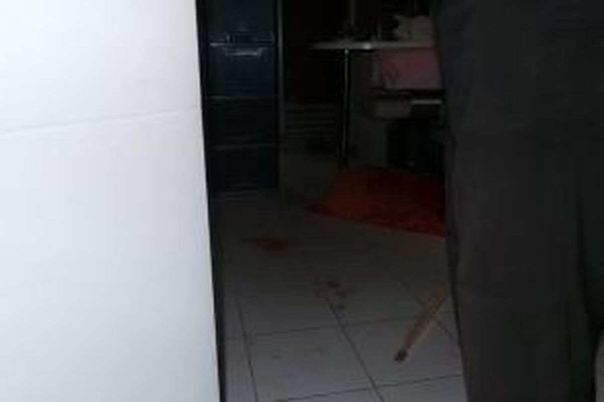 Kamar di lantai 9 Tower Ebony Apartemen Kalibata City, Jakarta Selatan, yang diduga menjadi lokasi penganiayaan terhadap perempuan sekaligus titik awal seorang lelaki melompat hingga jatuh di taman dan tewas, Senin (30/9/2013) malam.