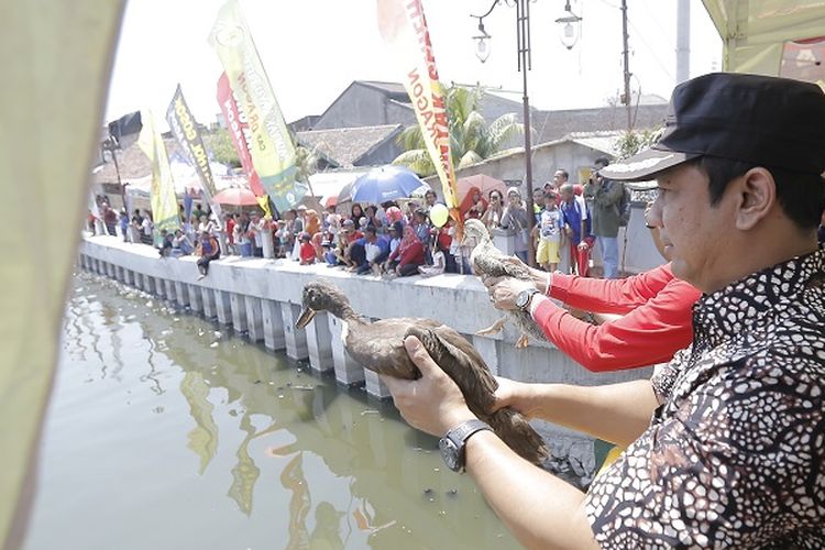 Walkot Semarang melepas bebek yang akan dikejar oleh peserta lomba Festival Kali Tenggang 2019