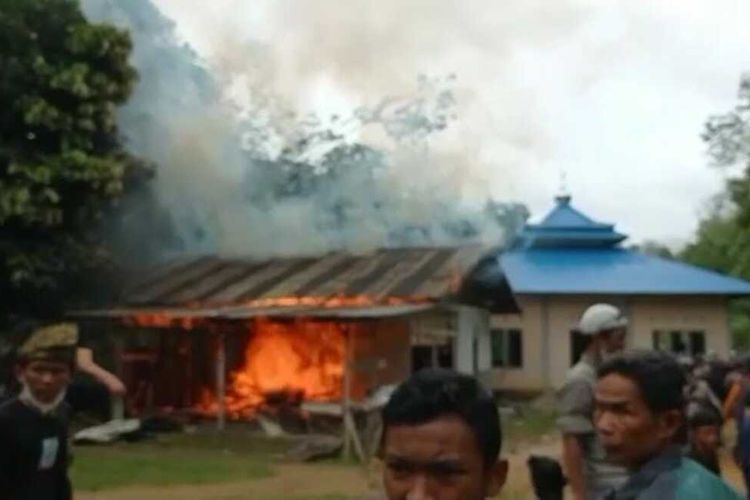 Sejumlah massa mendatangi jemaah Ahmadiyah di Desa Balai Harapan, Kecamatan Tempunak, Kabupaten Sintang, Kalimantan Barat (Kalbar), Jumat (3/9/2021) siang. Dalam peristiwa tersebut, bangunan masjid mengalami kerusakan karena dilempar dan bangunan belakang masjid dibakar massa.