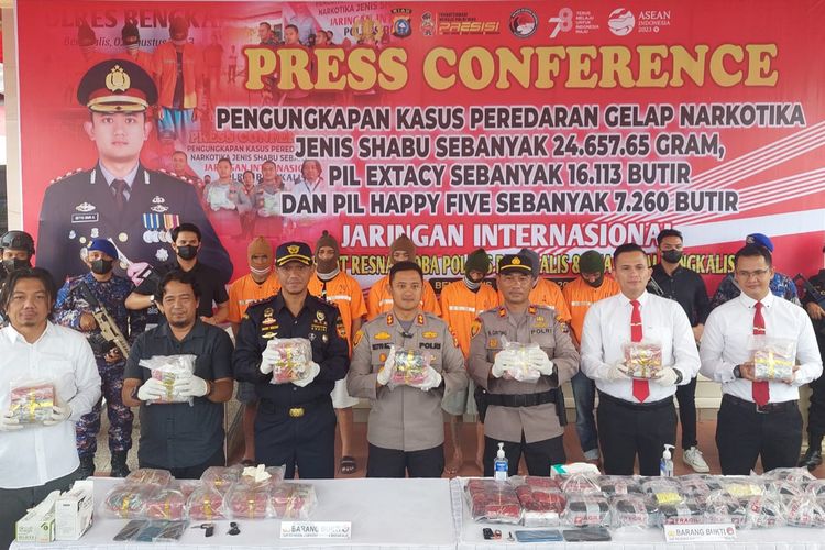 Polres Bengkalis bersama Bea Cukai memamerkan hasil penangkapan narkotika yang diselundupkan dari Malaysia ke Indonesia melalui Kabupaten Bengkalis, Riau, Jumat (18/8/2023).