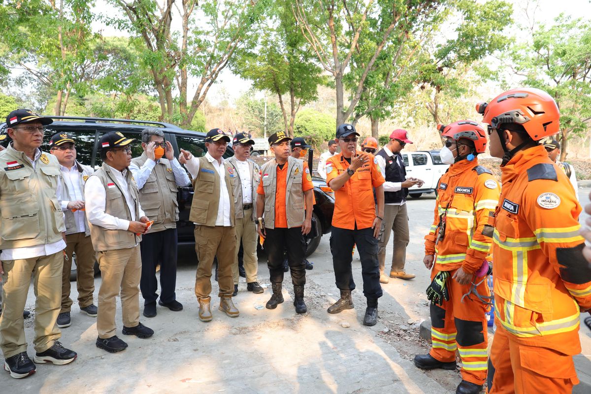 Kepala Badan Nasional Penanggulangan Bencana (BNPB) Suharyanto bersama rombongan delegasi bantuan kemanusiaan Indonesia, meninjau langsung lokasi terdampak gempa bumi Myanmar, Kamis (3/4/2025).