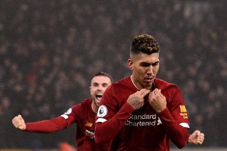 Penyerang Liverpool, Roberto Firmino, mencetak gol ke gawang Wolves pada pekan ke-24 Liga Inggris 2019-2020.