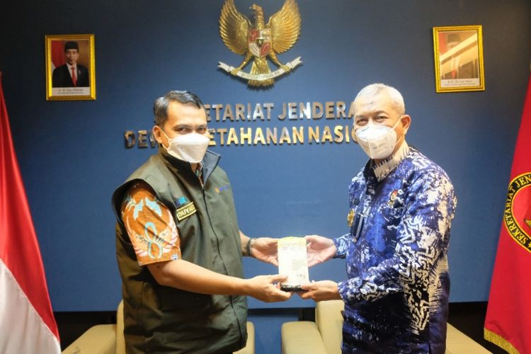 Perusahaan Umum Badan Urusan Logistik (Perum Bulog) memberikan bantuan berupa 5 ton beras Fortivit kepada Dewan Ketahanan Nasional, Jumat (13/8/2021)