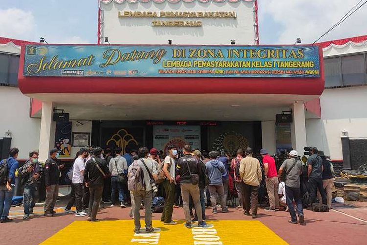 Suasana Lapas Kelas I Tangerang beberapa jam usai terjadi kebakaran yang terjadi pada Rabu (8/9/2021) dini hari. Sebanyak 41 warga binaan tewas akibat kebakaran yang membakar Blok C 2 Lapas Dewasa Tangerang Klas 1 A pada pukul 01.45 WIB Rabu dini hari.