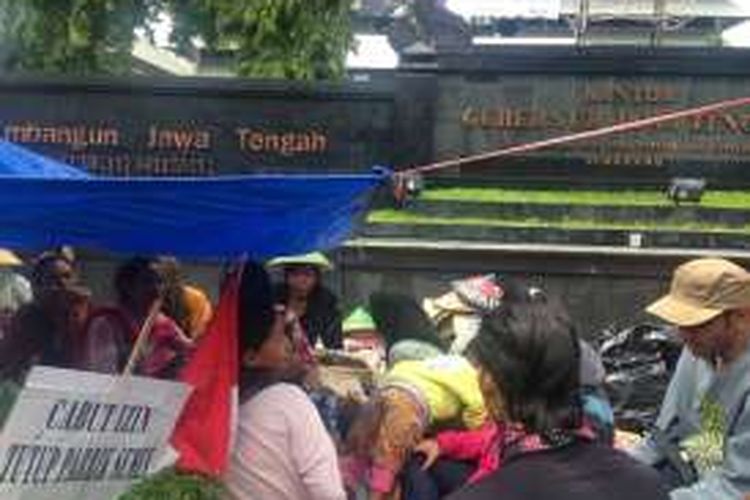 Warga kendeng berada di tenda perjuangan di depan kantor Gubernur Jateng di Jalan Pahlawan, Semarang, Rabu (21/12/2016)