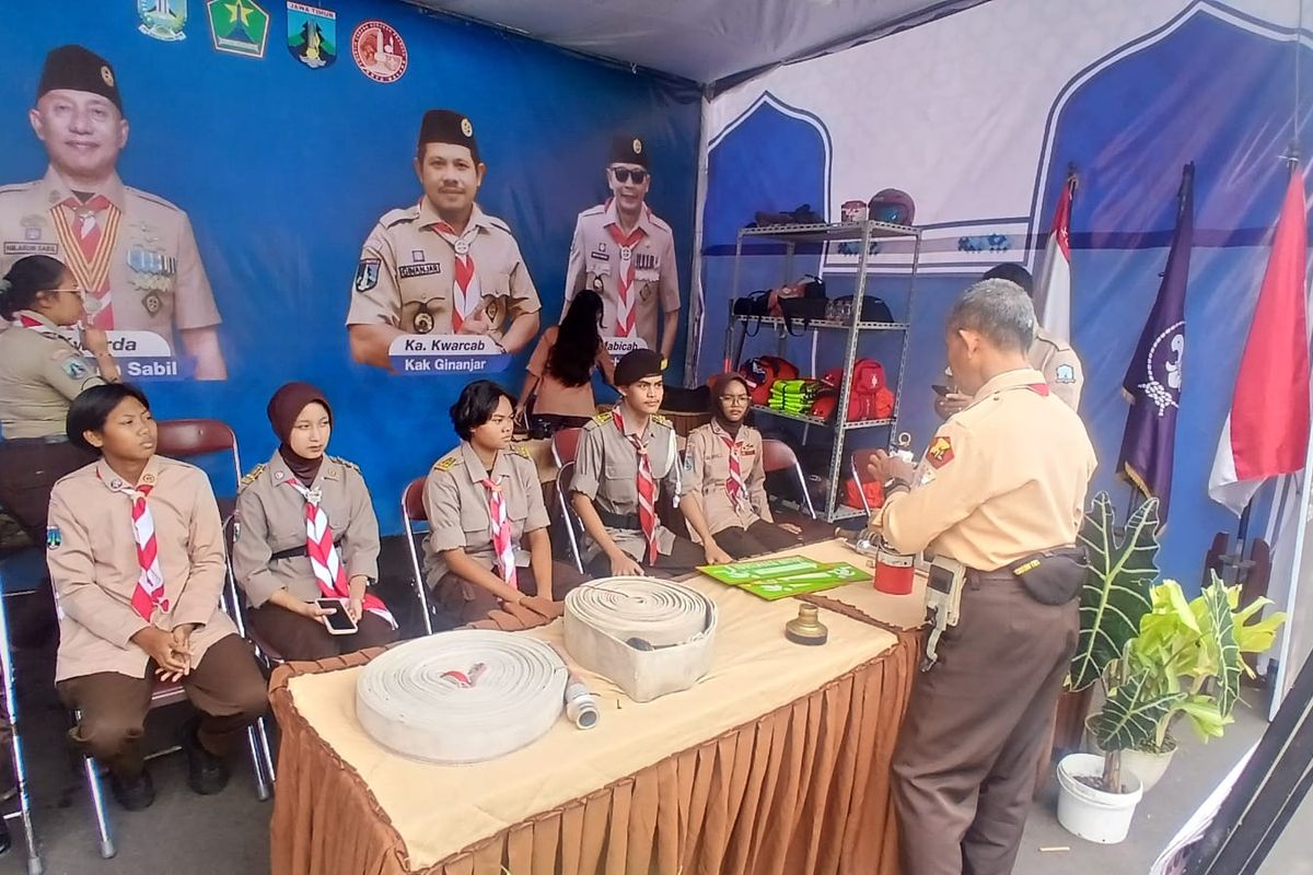 Anggota Pramuka Kota Malang saat menjalani Karya Bakti Lebaran, yang bertugas membantu kelancaran dan keamanan mudik di Stasiun Kota Malang, Jawa Timur, Kamis (26/3/2026) siang.