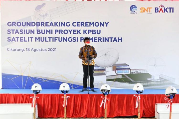 Menteri Komunikasi dan Informatika Johnny G Plate saat memberikan sambutan dalam acara Ground Breaking Ceremony Stasiun Bumi Proyek KPBU Satelit Multifungsi Pemerintah.