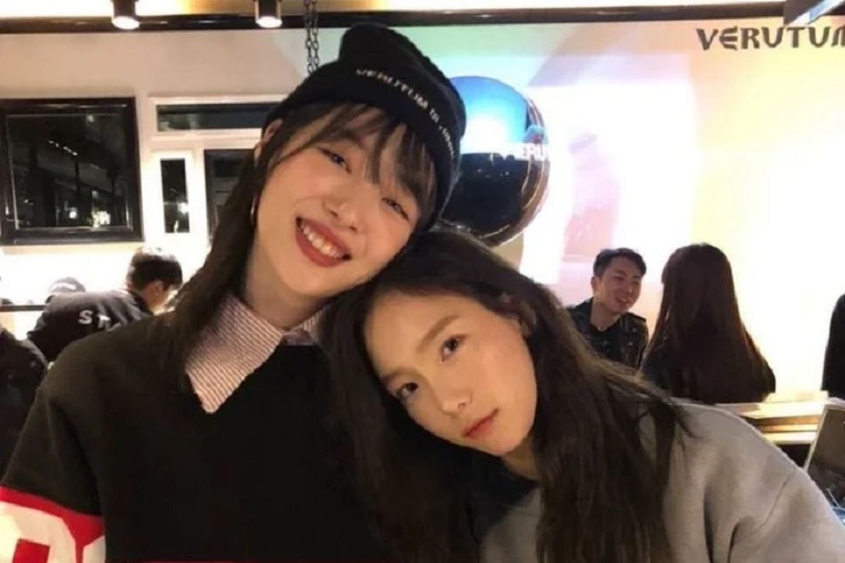 Dua artis Korea Selatan Sulli (kiri) dan Taeyeon.