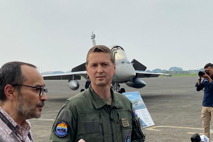 Leader misi Pegase 2023 Letkol Henri saat AU Perancis membawa dua jet tempur Rafale dan satu pesawat tanker A-330 MRTT di terminal selatan Lanud Halim Perdanakusuma, Jakarta Timur, Rabu (26/7/2023).