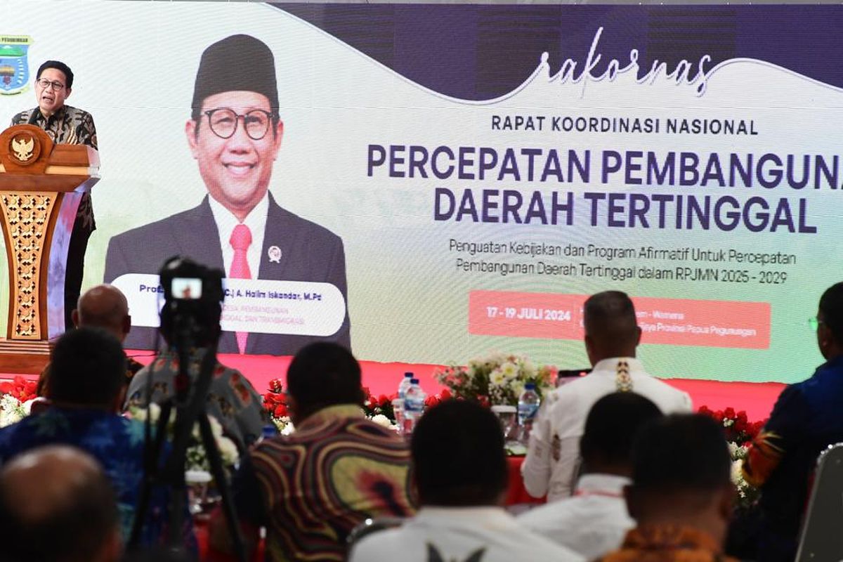 Menteri Desa, Pembangunan Daerah Tertinggal, dan Transmigrasi (Menteri Desa PDTT) Abdul Halim Iskandar atau Gus Halim saat membuka acara Rapat Koordinasi Nasional (Rakornas) Percepatan Pembangunan Daerah Tertinggal 2024 di Wamena, Kabupaten Jayawijaya, Papua Pegunungan, pada Rabu (17/7/2024).