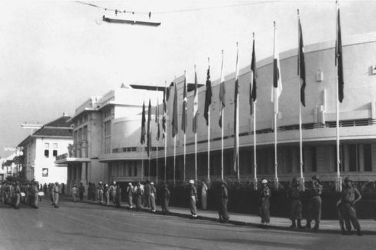 Suasana saat Konferensi Asia Afrika (KAA) berlangsung di Bandung, Jawa Barat.