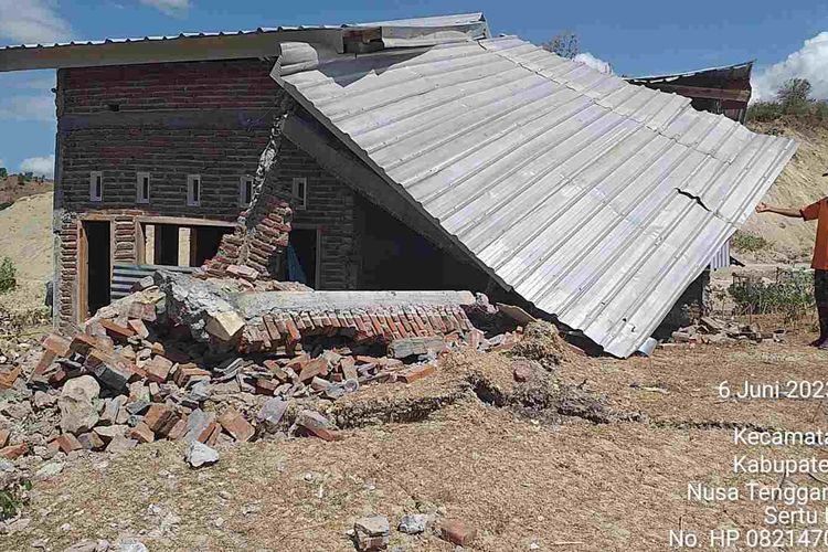 Tampak rumah warga ambruk akibat fenomena tanah retak di Bima, Selasa (6/6/2023).