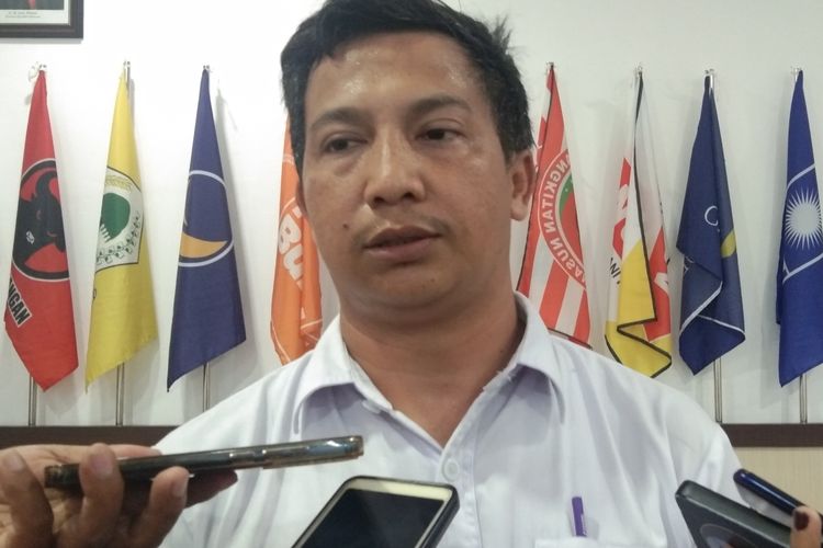 Ketua KPU Kota Magelang, Misbachul Munir saat memberikan keterangan, Kamis (2/5/2024).