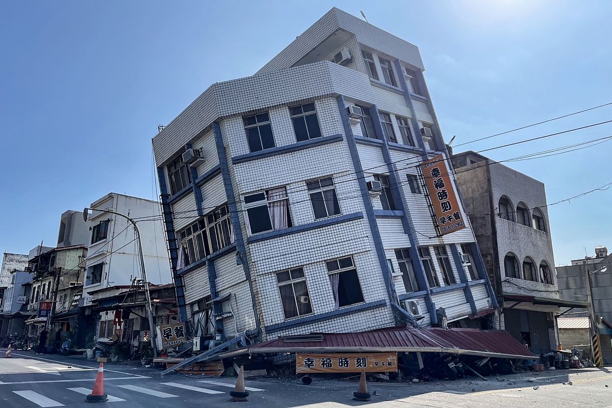 Bangunan yang rusak dan miring akibat gempa Taiwan di Kota Hualien, Rabu (3/4/2024). Gempa bermagnitudo 7,4 ini menimbulkan peringatan tsunami di Taiwan, Jepang selatan, dan Filipina. Foto ini diambil oleh kantor berita Central News Agency (CNA) Taiwan.