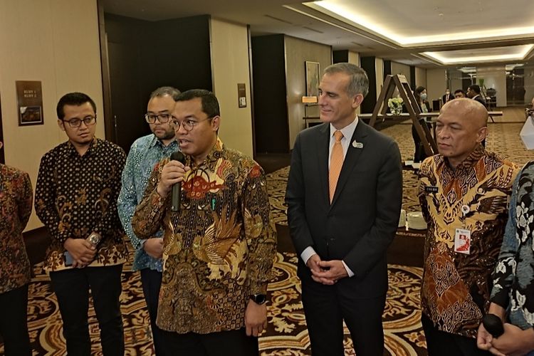 PT Transportasi Jakarta (Transjakarta) bertemu dengan Wali Kota Los Angeles Eric Garcetti di salah satu hotel bintang lima di Jakarta, Senin (28/8/2022).