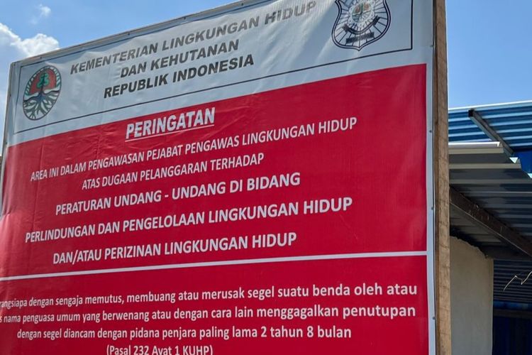 Kementerian Lingkungan Hidup dan Kehutanan memasang segel papan penutupana operasional pabri porang di Desa Bantengan, Kecamatan Wungu, Kabupaten Madiun, Jawa Timur