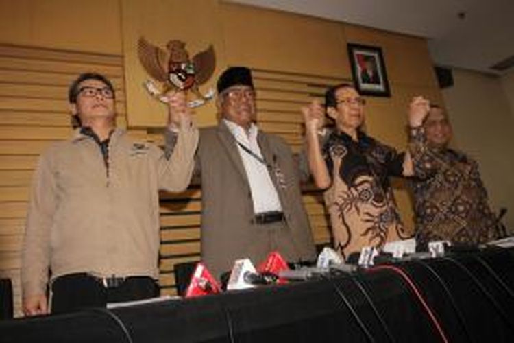 Plt Pimpinan KPK Johan Budi, Plt Ketua KPK Taufiequrachman Ruki, Pimpinan KPK Zulkarnain, dan Plt Pimpinan KPK Indriyanto Seno Adji (kiri ke kanan), memberikan keterangan kepada wartawan terkait rancangan revisi UU KPK, di kantor KPK, Jakarta Selatan, Rabu (7/10/2015). KPK menolak rancangan revisi UU KPK yang diusulkan DPR karena terdapat sejumlah pasal yang melemahkan KPK.