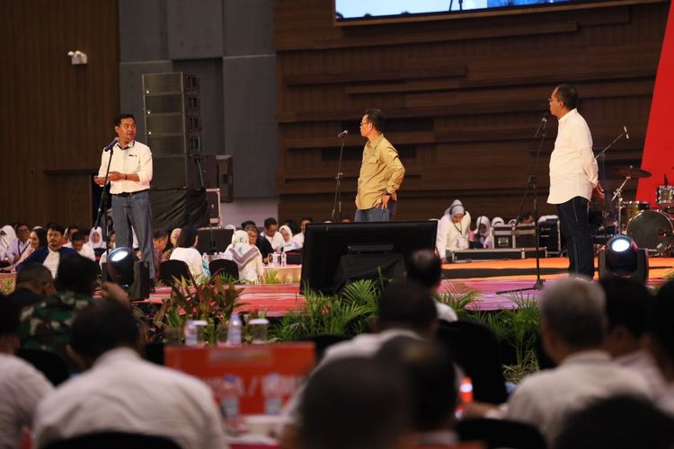 Wali Kota Makassar Mohammad Ramdhan Pomanto atau Danny Pomanto berdiskusi dengan Walhi Sulsel di Rapat Kordinasi Khusus (Rakorsus) Pemerintah Kota (Pemkot) Makassar 2023, di Four Points, Selasa, (14/03/2023). Rapat ini membahas solusi lingkungan dan kebencanaan di Makassar.
