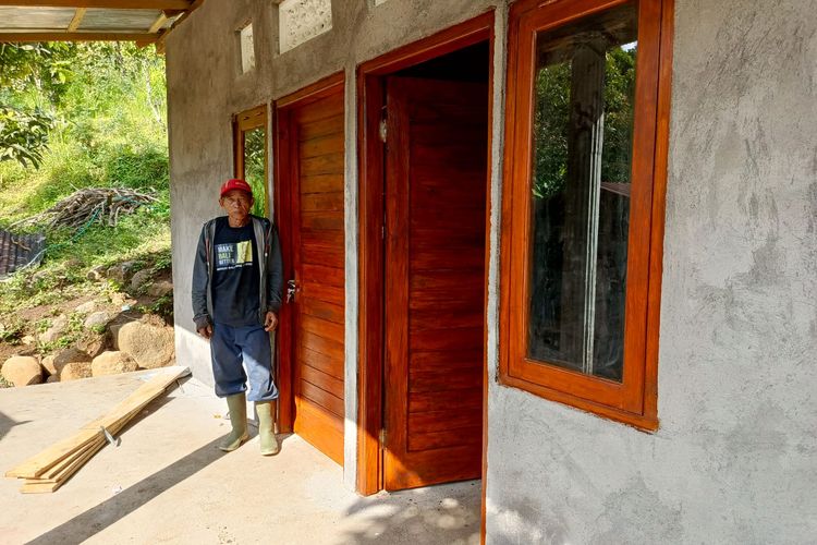 Gede Kandia, di depan rumahnya yang dibangun oleh TNI dalam program TMMD ke-124 di Desa Depeha, Kecamatan Kubutambahan, Kabupaten Buleleng, Provinsi Bali.