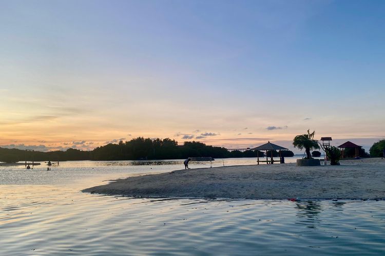 Suasana Pantai Perawan di Pulau Pari, Kepulauan Seribu, menjelang malam hari, pada Senin (8/7/2024). Wisatawan yang tadinya ramai, mulai meninggalkan pantai. 