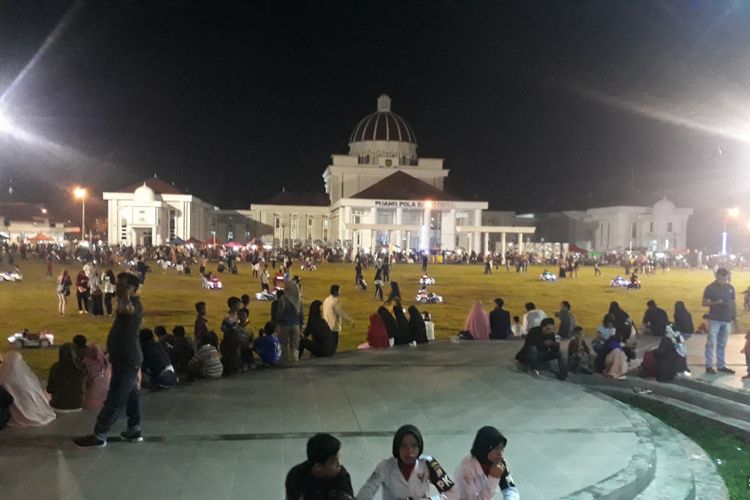 Jelaang pergantian tahun, warga palopo memadati lapangan pancasila kota palopo, di lapangan ini pengunjung merayakan layaknya di depan gedung putih washington DC, Senin (31/12/2018)