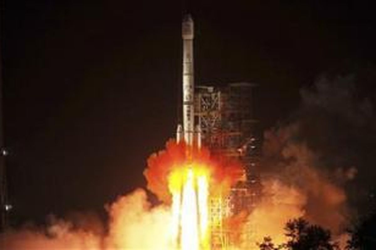 Wahana Chang'e 3 meluncur dari Xichang Satellite Launch Centre di Sichuan, China, Senin (2/12/2013).