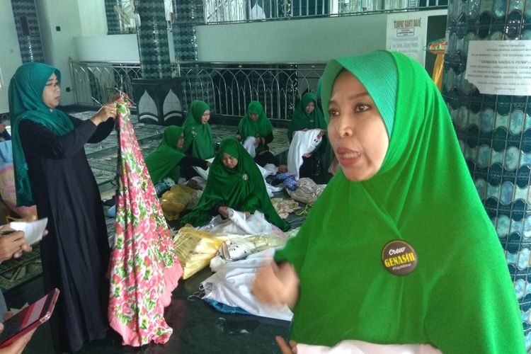 Titis, penggerak gerakan mukenah bersih di Banyuwangi.