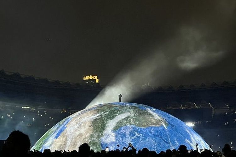 Kanye West Muncul di Konser, Dome Stage Buat Penonton Histeris