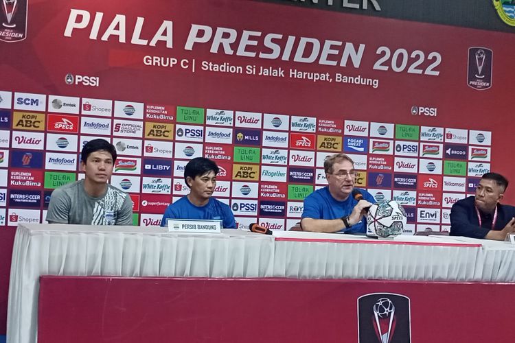 Pelatih Persib Bandung Robert Alberts berharap di fase selanjutnya, Pangeran Biru bisa berlaga dengan disaksikan Bobotoh 