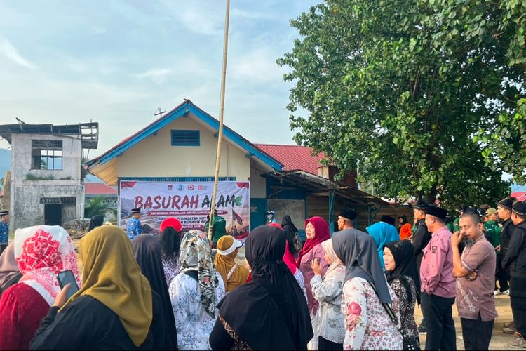 Hampir 9 Bulan Tinggal di Hunian Sementara, Penyintas Bencana Padang Gelar Upacara HUT RI