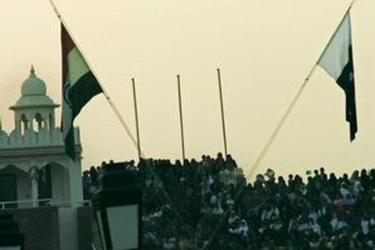 Bendera Pakistan dan India turun bersamaan. 