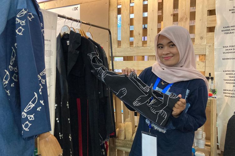 Produk fesyen dari jenama lokal asal Banyuwangi bernama Organic Culture. Mereka memanfaatkan sumber daya alam di kawasan, serta limbah plastik dan kain perca dari pesisir pantai yang dikumpulkan setiap kegiatan pembersihan pantai tahunan.